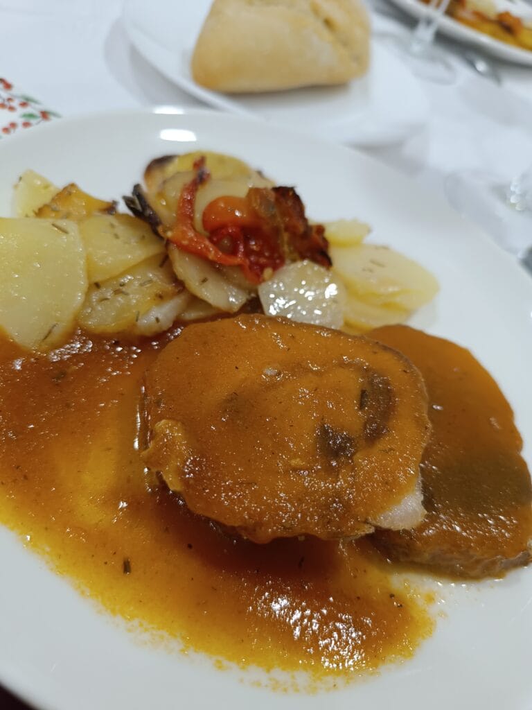 Lomo relleno de ciruelas y pasas con patatas  panadera con pimientos rojos