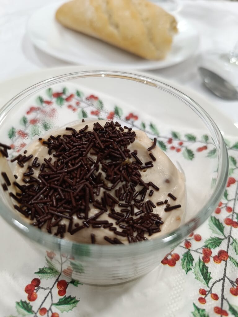 Tiramisú de turrón y mantecados