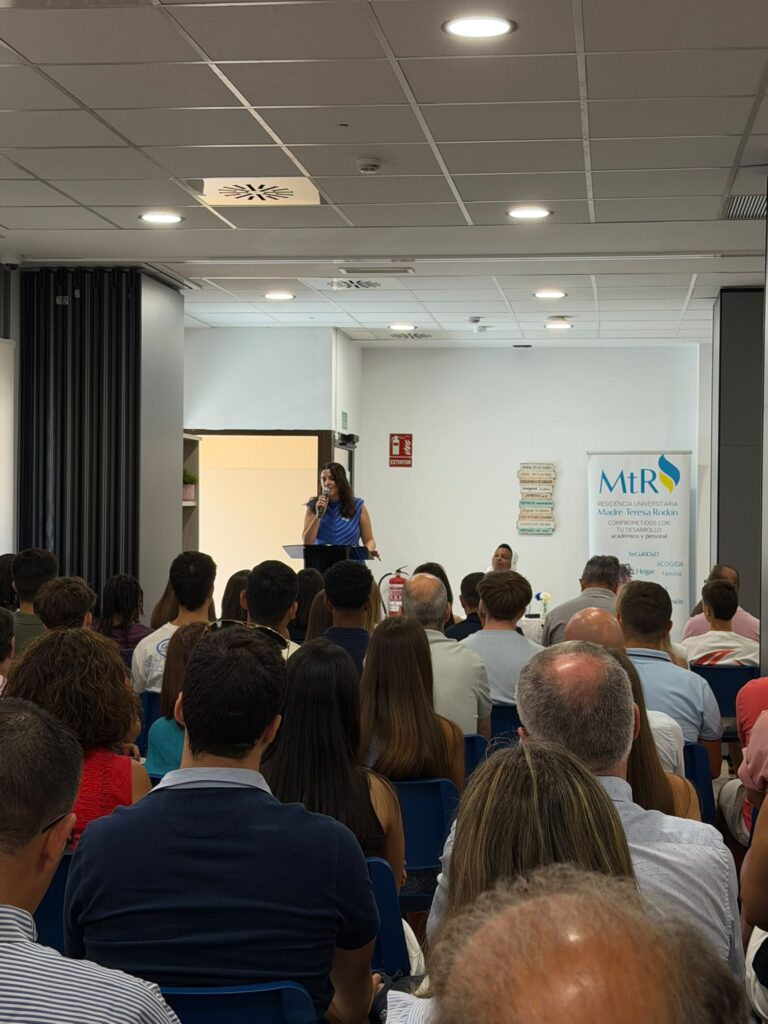 Bienvenida a familias y residentes en la Residencia Universitaria Madre Teresa Rodón