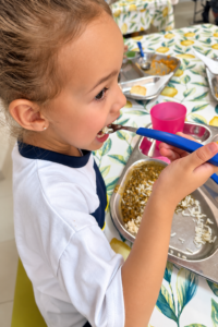 Niña comiendo en la cafetería